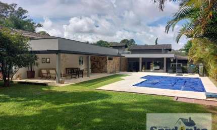 Casa Térrea na Granja Viana: 4 Suítes, 351m² A.U. e 1500m² A.T. - Venda ou Locação