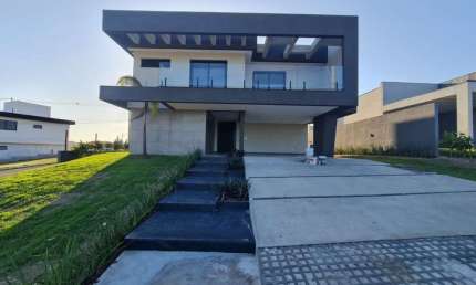 Excelente casa no Alphaville Litoral Norte 3, parte alta, lote de esquina, super ventilado, nascente total.