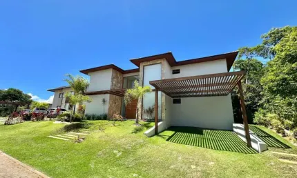 Explore o requinte e a exclusividade nesta residência de alto padrão à venda na renomada Praia do Forte.