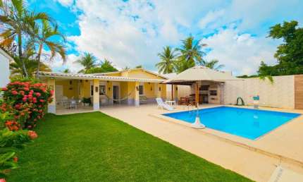 Venha viver o estilo de vida dos seus sonhos nesta deslumbrante casa térrea de 4 quartos, sendo 3 suítes, localizada na renomada Praia de Guarajuba.