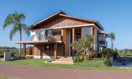 Uma obra arquitetônica  de alto luxo. Localizada no melhor de Praia do Forte.