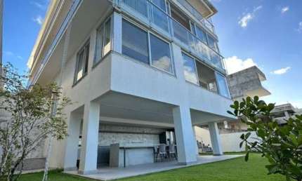 Apresentamos uma casa moderna e super luxuosa de altíssimo padrão no Alphaville Paralela 2.