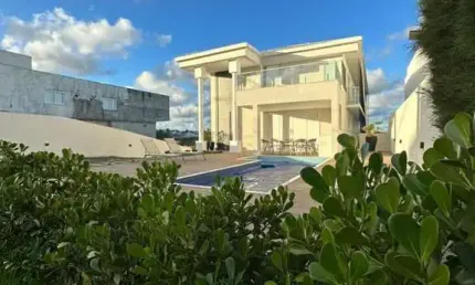 Apresentamos uma casa moderna e super luxuosa de altíssimo padrão no Alphaville Paralela 2.