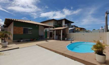 Casa com 3 dormitórios, sendo 1 suíte, piscina. Apta para financiamento! Localizada no Condomínio Arembepe Aquaville