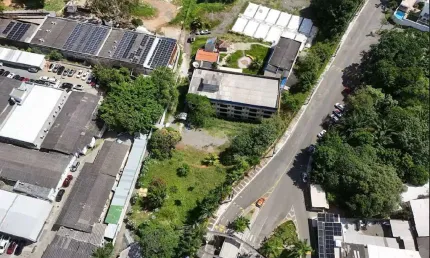 Excelente terreno à venda em Lauro de Freitas, na Estrada do Coco (beira da pista).