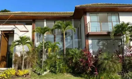 Esta deslumbrante casa é o refúgio perfeito para quem busca conforto e sofisticação.