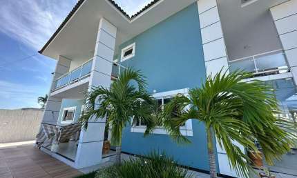 Linda casa à venda em condomínio fechado em Lauro de Freitas, BA.