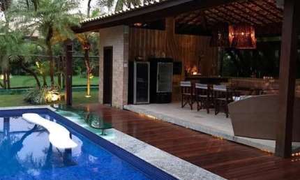 Apresentamos uma esplêndida casa à venda no exclusivo Condomínio Casas de Praia do Forte.