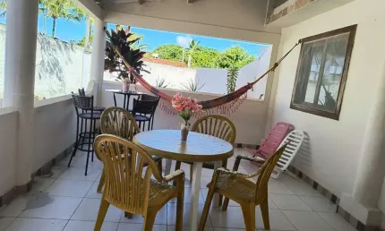 Casa aconchegante com 2 suítes, varanda e garagem,  a apenas 2 minutos da praia do piruí, a melhor de arembepe.