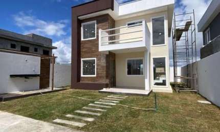 Linda casa com dois pavimentos, localizada no charmoso condomínio Luar de Arembepe.