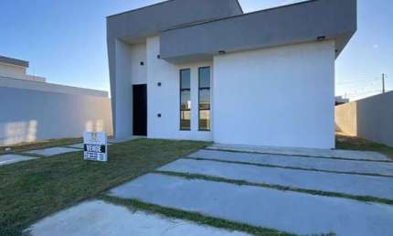 Apresentamos esta linda casa nova à venda no condomínio Águas do Capivara, em Arembepe.