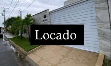 Casa térrea disponível para locação anual/mês R$ 3.500 , Diária R$ 800,00 Localizada no condomínio Arembepe Aquaville.