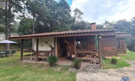 Casa estilo americano à venda na Granja Viana | 3 dorms, suíte e terreno de 1.600m² na Av. São Camilo | R$ 875.000,00