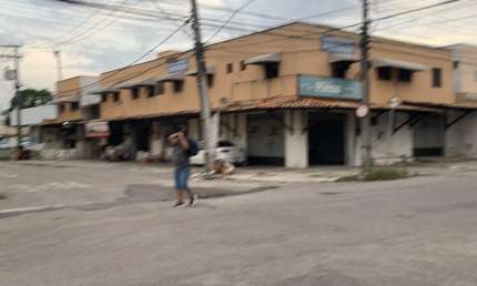 Ótimo prédio comercial de esquina medindo 16 metros de frente por 33 metros de fundos