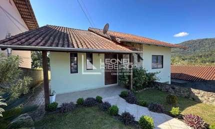 Casa à venda com 3 dormitórios no bairro Pomeranos em Timbó/SC