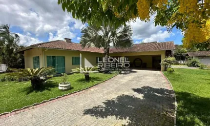 Casa à venda com 3 dormitórios no bairro Quintino em Timbó/SC