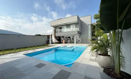 Casa Alto Padrão com 3 dormitórios (1 suíte) à venda, 250 m² no bairro das Nações em Timbó-SC