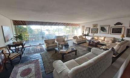 Casa com lote aproximado de 1000m² - 7 quartos, sendo 01 suíte com closet - 8 vagas - Pampulha