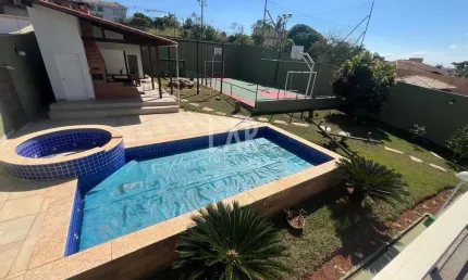 Casa em lote de 1.000m² disponível para locação com 4 quartos, 5 banheiros, 3 suítes, 4 vagas de garagem, piscina e quadra poliesportiva no bairro Ban