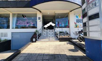 Sala comercial para alugar na Rua Luiz Fagundes, 245, Praia Comprida, São José por R$ 1.200