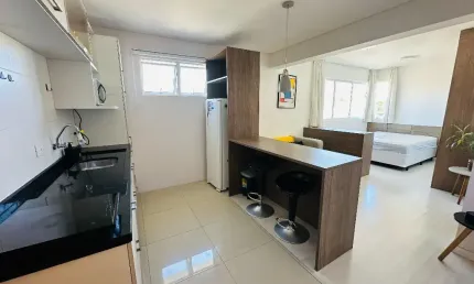 Studio mobiliado com vaga de garagem no São Francisco