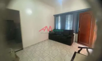Sobrado com : 02 vagas de garagem coberta e bem espaçosa  na parte térrea :  corredor lateral sala cozinha. 02 quartos (1 s/ foto) 01 banheiro  parte de cima: lavanderia coberta  1 quarto espaçoso  va
