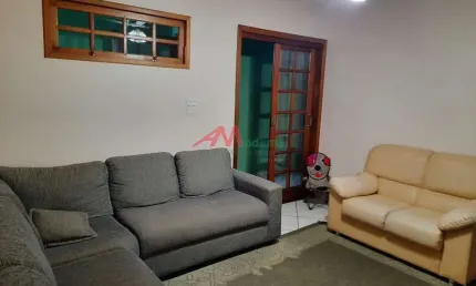 Casa debaixo: 2 dormitórios, sala, cozinha, lavanderia. banheiro  casa de cima: cozinha, sala de jantar, sala de tv, sala de descanso, 1 suíte, 2 dormitórios, sacada de frente e fundo e 2 banheiros. p