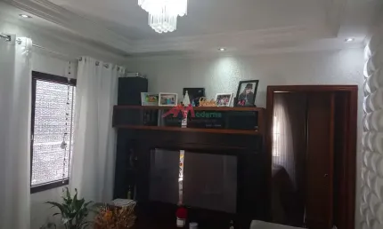 Maravilhosa casa térrea no bairro Pauliceia. Possui 2 dormitórios, sala, cozinha com armários planejados, 1 banheiro, lavabo, área de serviço ampla, espaço goumert com pia e churrasqueira, Garagem par