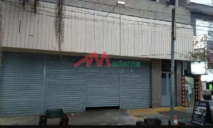 Amplo salão comercial (Era a Igreja   Universal) calçadão próximo a  Estação Ferroviária Guapituba. Terreno: 350,00 mtrs de construção. (Porta na largura do imóvel) Banheiro(s): Feminino (s) e Masculi
