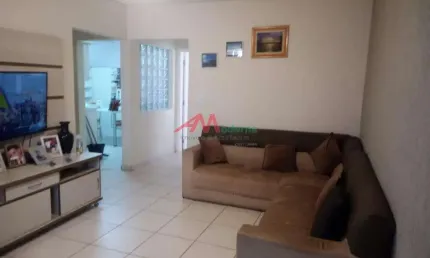 Magnífica casa térrea com uma enorme edícula assobradada em rua tranquila no bairro pauliceia em são bernardo do campo. na casa principal, são 2 amplos dormitórios com piso laminado, sala em piso cerâ