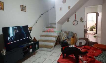 Procurando sobrado? Achou ! Sobrado no Bairro Pauliceia em São Bernardo do Campo, 2 amplos dormitórios, banheiro com box de vidro, cozinha grande, lavanderia coberta e pequeno quintal. Garagem coberta