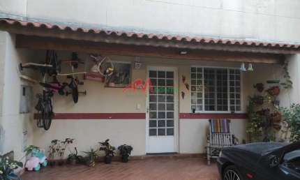 Casa em condomínio, 2 dormitórios, 1 dormitório possui ar condicionado, planejado, 1 cozinha planejada, 2 vagas de frente, 1 banheiro, 1 sotão que pode virar o 3º dormitório. Quintal com churrasqueira