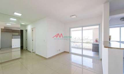 Quartos: 3 dormitórios, sendo 1 suíte. - Banheiros: 2 banheiros (1 na suíte e 1 social). - Varanda: Varanda gourmet com vista espetacular. - Acabamento: Piso porcelanato na sala e corredor, piso viníl