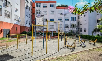 Apartamento com 2 quartos à venda na Rua Orfanotrófio, 600, Cristal, Porto Alegre por R$ 164.000