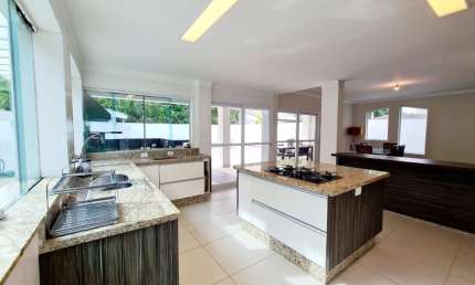 Casa com 5 dormitórios (3 suítes) à venda, 348 m² por R$ 3.900.000