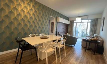 Apartamento de 2 dormitórios na quadra da praia 100m² no Embaré 520mil