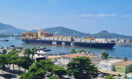 Apartamento de 2 dormitórios 103m² na  Ponta da Praia com Vista Mar