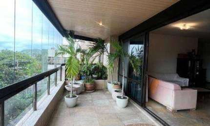 240m² de pura amplitude, com a luz do sol da manhã na Praia do Canto.