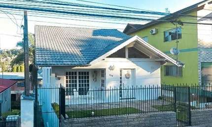 Casa com 3 quartos à venda na Getúlio Vargas, 600, Piratini, Gramado, 220 m2 por R$ 1.500.000