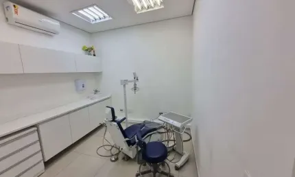 Clinica para locação, com recepção, cozinha, área de serviço 2 banheiros