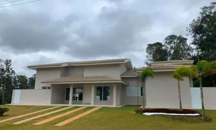 Belíssima casa a venda no condomínio Santa Barbara Resort Residence - Águas de Santa Barbara/SP.