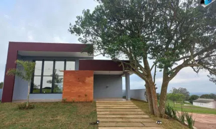 Incrível casa a venda no condomínio Riviera de Santa Cristina XIII - Paranapanema/SP.