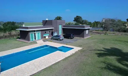 Chácara a Venda com 160m², 03 dormitórios, sendo 02 suítes - Bairro Boituville, Boituva/SP