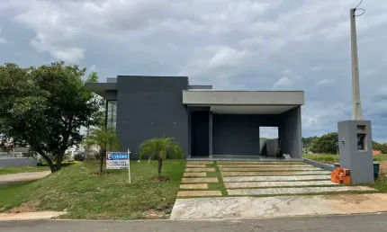 Casa Moderna no Condomínio Ninho Verde I - 3 Suítes, Piscina, e Área Gourmet | Porangaba, SP