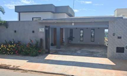 Sobrado à Venda: Conforto e Espaço no Bairro Colina Verde!