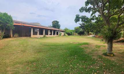 Vendo Chácara com 7.708m² no Bairro Guaraná, Quadra-SP. Casa avarandada com 4 dormitórios, churrasqueira, pomar e mais. Oportunidade por R$ 500 mil.