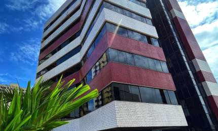 Este lindo apartamento está na melhor localização de Candelária, extremamente espaçoso, conservado e super bem distribuído.  Fica entre o Natal shopping e o arena das dunas. Perto de hospitais, superm