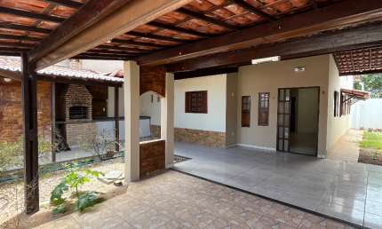 Casa bem estruturada e ampla, super bem localizada.