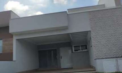 Vende-se esta Linda Casa no Condomínio Village Moutonée!