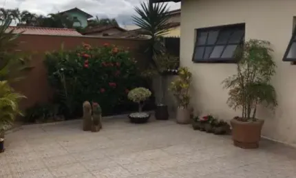 Casa com 2 dormitórios sendo 01 suíte mais Edícula completa nos fundos